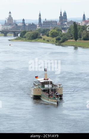 Dresda, Germania. 28 luglio 2020. Lo storico piroscafo a pale 'Stadt Wehlen' del Sächsische Dampfschiffahrt (SDS) viaggia sul fiume Elba sullo sfondo della città vecchia Credit: Sebastian Kahnert/dpa-Zentralbild/dpa/Alamy Live News Foto Stock