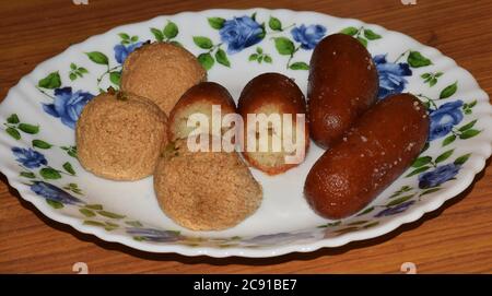 Angolo laterale di dolci indiani bengalesi o dessert chiamati come Lengcha e Kacha Golla Foto Stock