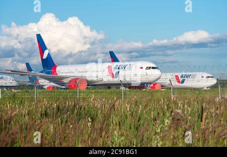 MOSCA - LUGLIO 24: Aerei della compagnia aerea AzurAir all'aeroporto di Vnuovo a Mosca il 24 luglio. 2020 in Russia Foto Stock