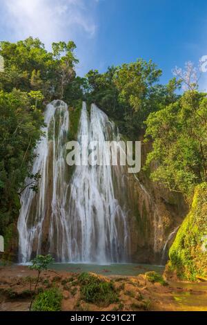 Cascata Salto de Limon situata nel centro della foresta tropicale, Samana, Repubblica Dominikana. Foto Stock