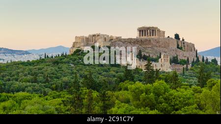 Tramonto vista generale del Partenone e dell'antica Acropoli di Atene Grecia da Thissio - Foto: Geopix Foto Stock