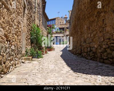 Strada medievale di architettura in Peratallada città in Catalogna, Spagna Foto Stock