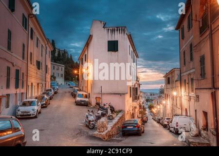 Terracina, Italia. Vista di Piazza Santa Domitilla in serata Tramonto o Alba. Foto Stock