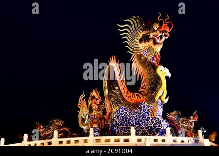 Nakhon sawan cityThailandia Dicembre 30 2019 turisti non identificati vengono a visitare il Festival cinese di Capodanno Lanterna, Dragon Chinese Capodanno. Foto Stock