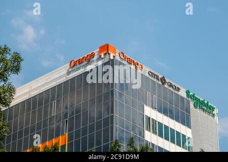 Bucarest/Romania - 07.18.2020: Moderno edificio per uffici a Bucarest con molti loghi aziendali. Foto Stock