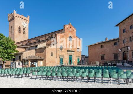Lunghe file di sedie vuote in Piazza Duomo, nel centro storico di San Miniato Pisa, in una giornata di sole Foto Stock