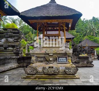 Girato all'interno del famoso Tempio Balinese Titra Empowerul vicino a Ubud, statue indù nel Tempio Titra Empowerl a Ubud sull'isola di Bali Foto Stock