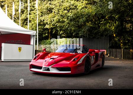 Supercar Red Ferrari FXX in pista che partecipa all'evento annuale Goodwood Festival of Speed. Foto Stock