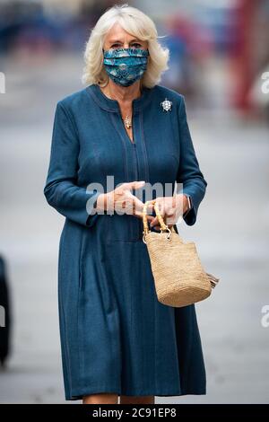 La Duchessa di Cornovaglia arriva alla National Gallery di Londra, recentemente riaperta, per incontrare il personale coinvolto nel processo di risposta e riapertura del Covid-19 dell'organizzazione. Foto Stock