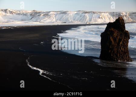 La spiaggia più famosa in Islanda chiamata Vik, con sabbia nera Foto Stock