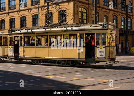 Un vecchio tram storico che attraversa un incrocio, vecchio tram a Berlino, Germania, vecchio tram di berlino Foto Stock