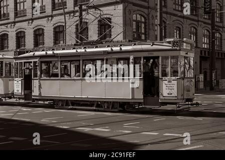 Un vecchio tram storico che attraversa un incrocio, vecchio tram a Berlino, Germania, vecchio tram di berlino Foto Stock