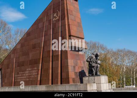 Memoriale di guerra russo nel Treptower Park di Berlino, Germania, memoriale di guerra russo a Berlino Foto Stock