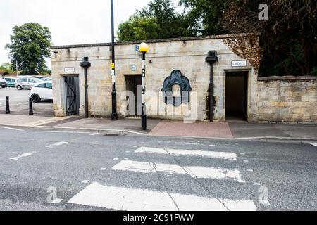 Bagni pubblici nel centro di Glastonbury, Glastonbury, Somerset, Inghilterra, Regno Unito. Foto Stock