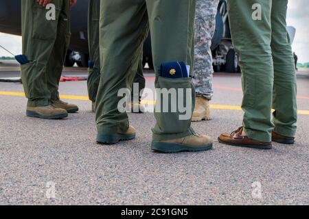Un primo piano di ufficiali che immagazzinano i loro cappucci nelle loro gambe del pantaloni. L'equipaggio proviene da un aereo dell'Aeronautica militare C-5, volato dalla Guardia Nazionale dell'Aeronautica da West Virgini Foto Stock
