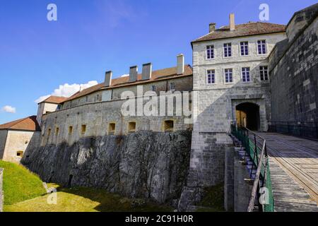 Vista degli edifici del castello di Joux. Chateau de Joux si trova nella regione Franche-Comte della Francia. Il castello comanda il passo montano Pontarlier Foto Stock