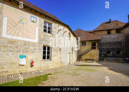 Vista degli edifici del castello di Joux. Chateau de Joux si trova nella regione Franche-Comte della Francia. Il castello comanda il passo montano Pontarlier Foto Stock
