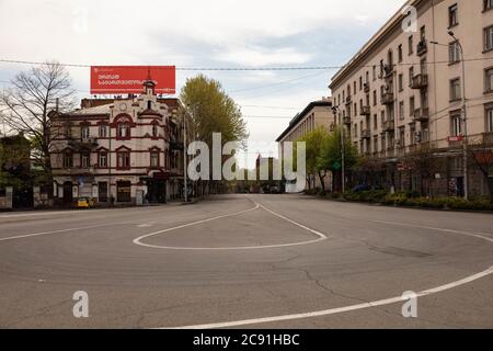 TBILISI, GEORGIA - 05 aprile 2020: Tbilisi era insolitamente tranquillo in aprile e maggio 2020 - a causa della pandemia del coronovirus che ha causato un divieto di traffico da mettere i Foto Stock