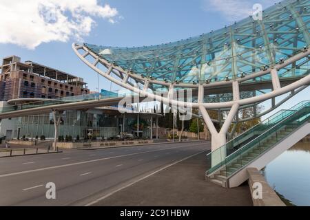 TBILISI, GEORGIA - 05 aprile 2020: Tbilisi era insolitamente tranquillo in aprile e maggio 2020 - a causa della pandemia del coronovirus che ha causato un divieto di traffico da mettere i Foto Stock