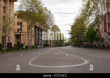 TBILISI, GEORGIA - 05 aprile 2020: Tbilisi era insolitamente tranquillo in aprile e maggio 2020 - a causa della pandemia del coronovirus che ha causato un divieto di traffico da mettere i Foto Stock