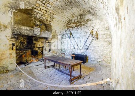 All'interno del castello di Joux. Chateau de Joux si trova nella regione Franche-Comte della Francia. Il castello comanda la serratura del passo di montagna Pontarlier. Foto Stock