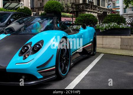 Blu con fibra di carbonio nera Pagani Zonda 760 uno una supercar moderna parcheggiata in un hotel di lusso nel centro di Londra. Foto Stock