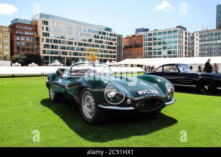 Il classico racecar Green Jaguar D-Type è parcheggiato su un prato per partecipare all'annuale raduno automobilistico dei London City Concours. Foto Stock