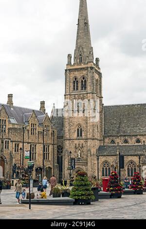 Immagine ritratto della Chiesa di San Nicola e del Municipio di Durham nel mercato di Durham City, con composizioni floreali colorate e visitatori. Foto Stock