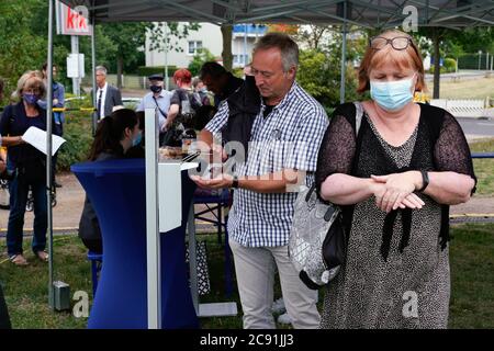 Duisburg / Germania, 24 luglio 2020: Commemorazione del decimo anniversario del disastro della Loveparade del 24 luglio 2010, nel quale 21 giovani hanno perso la vita --- Duisburg/Germania, 24.07.2020: Gedenkfeier zum 10. Jahrestag der Loveparade-Katastrobe am 24.07.2010, bei der 21 junge Menschen starben. Foto Stock