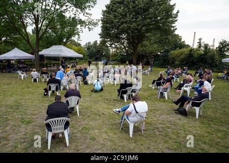 Duisburg / Germania, 24 luglio 2020: Commemorazione del decimo anniversario del disastro della Loveparade del 24 luglio 2010, nel quale 21 giovani hanno perso la vita. A causa delle restrizioni della corona, solo 100 persone con una distanza di sicurezza potrebbero partecipare. --- Duisburg/Germania, 24.07.2020: Gedenkfeier zum 10. Jahrestag der Loveparade-Katastrobe am 24.07.2010, bei der 21 junge Menschen starben. Aufgrund der Corona-Einschränkungen konnten nur 100 Personen mit Sicherheitsabstand karten. Foto Stock