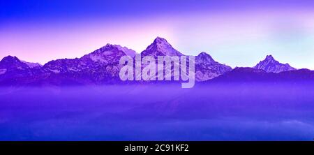 Annapurna Sud, Annapurna Range Alba da Poon Hill View Point, Ghorepani, Annapurna Conservation Area, Himalaya, Nepal, Asia Foto Stock