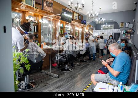 Il posto corretto della didascalia è chiamato raffinati boards di Groomers di capelli-affamati in coda per i boomers di questo uomo a Denmark Hill questo mortin Foto Stock