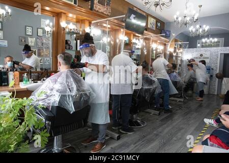 Il posto corretto della didascalia è chiamato raffinati boards di Groomers di capelli-affamati in coda per i boomers di questo uomo a Denmark Hill questo mortin Foto Stock