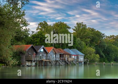 Mattina calma in estate al lago Ammersee, Baviera, Germania Foto Stock