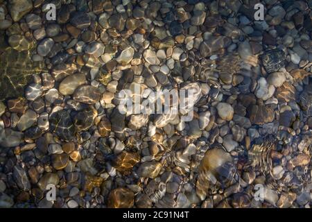Consistenza di ciottoli di fiume sotto l'acqua. Foto Stock