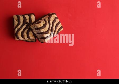 Due deliziosi biscotti Zebra isolati su sfondo rosso Foto Stock