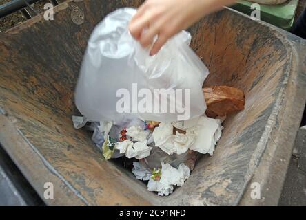 Berlino, Germania. 28 luglio 2020. Carta e plastica finiscono in un contenitore di rifiuti residui nel distretto di Neukölln. Circa due terzi dei rifiuti residui nelle famiglie tedesche sono rifiuti che dovrebbero essere smaltiti in modo diverso. Secondo uno studio dell'Agenzia federale dell'ambiente, i rifiuti organici rappresentano la quota più grande, 39.3 per cento in peso. il 27.6%, o più di un quarto, sono materiali riciclabili come carta di scarto, vetro usato, tessuti o legno. Credit: Wolfgang Kumm/dpa/Alamy Live News Foto Stock