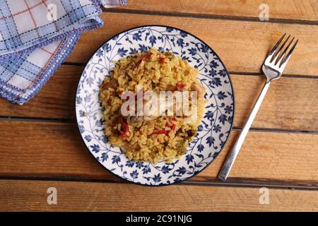 Vista dall'alto di un piatto di riso a bacca pronta da mangiare con la forchetta e l'asciugamano sul laterale Foto Stock