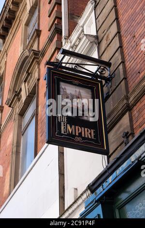 Segno esterno della casa pubblica Empire a Liverpool marzo 2020 Foto Stock