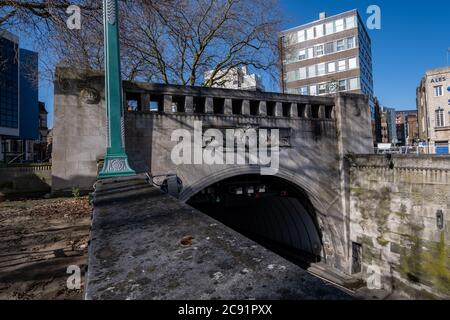 Ingresso al Birkenhead Tunnel di Liverpool Merseyside, marzo 2020 Foto Stock