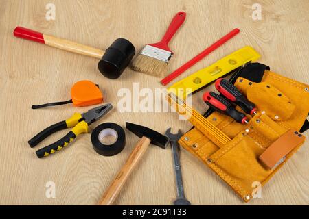 Immagine di attrezzature e attrezzi da costruzione su sfondo in legno, vista dall'alto Foto Stock