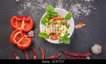 Deliziosa insalata con formaggio halloumi alla griglia, pomodori, peperoni, olive e rucola. Piatti della dieta mediterranea. Formato banner alimentare Foto Stock