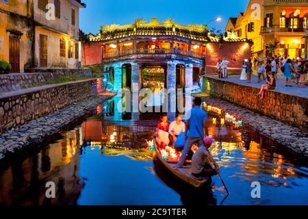 Coppia sposata che fa una foto davanti al ponte coperto giapponese, Hoi An, Vietnam Foto Stock