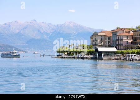 BELLAGIO, ITALIA - 23 GIUGNO 2020: Vista della città costiera Bellagio sul lago di Como popolare destinazione turistica europea Foto Stock