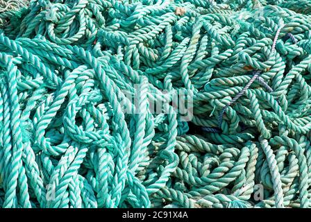 Colpo di closeup di un mucchio di vecchie corde verdi stageate Foto Stock