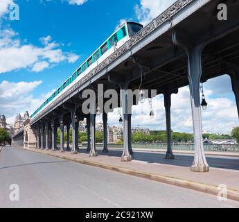 Parigi, storico ponte di metallo Pont de Bir-Hakeim sul fiume Senna con il treno della metropolitana in cima. Immagine panoramica. Foto Stock