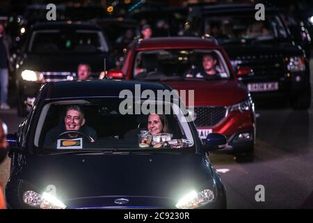 Il Drive in Club viene lanciato a Brent Cross con il comico Jason Manford in diretta davanti a un pubblico carico di auto, Londra, Inghilterra, Regno Unito Foto Stock