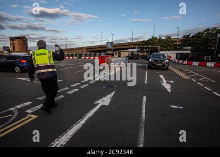 Il Drive in Club viene lanciato a Brent Cross con il comico Jason Manford in diretta davanti a un pubblico carico di auto, Londra, Inghilterra, Regno Unito Foto Stock