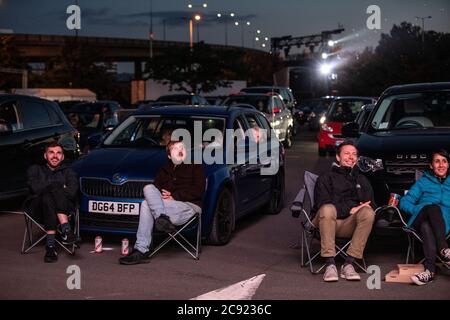 Il Drive in Club viene lanciato a Brent Cross con il comico Jason Manford in diretta davanti a un pubblico carico di auto, Londra, Inghilterra, Regno Unito Foto Stock