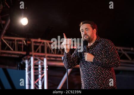 Il Drive in Club viene lanciato a Brent Cross con il comico Jason Manford in diretta davanti a un pubblico carico di auto, Londra, Inghilterra, Regno Unito Foto Stock